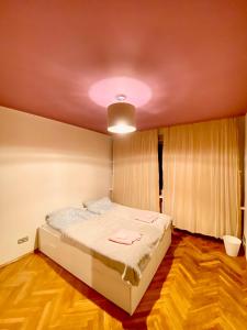 sypialnia z łóżkiem z lampką na suficie w obiekcie Cheap entire apartment in a super location w Krakowie