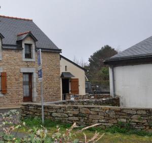 a stone wall in front of a house at Petite location de vacances en Bretagne sud in Névez