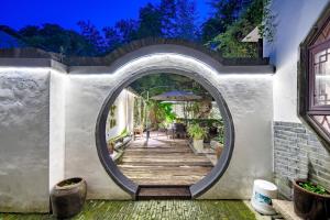 Aed väljaspool majutusasutust Tongli Lanshe Garden B&B
