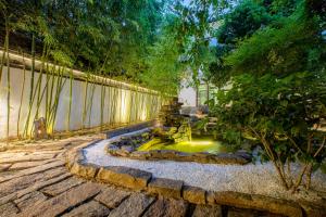 Aed väljaspool majutusasutust Tongli Lanshe Garden B&B
