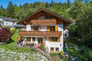 una vista aérea de una casa con balcón en Julia -702-, en Mittenwald