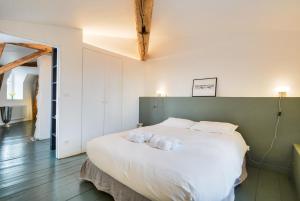 a bedroom with a large white bed in a room at Le Grand Amerval - Joli appartement climatisé in Nancy