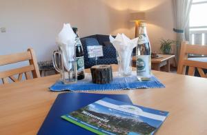 stolik z 2 butelkami piwa i książką w obiekcie Alpenglück -220- w mieście Mittenwald