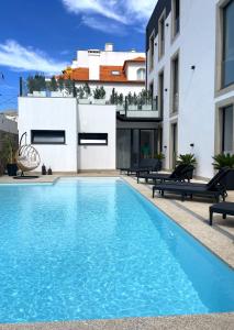 uma piscina em frente a um edifício em BLUE ANCORA HOTEL em Vila Praia de Âncora