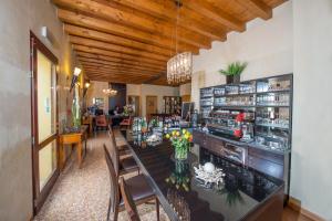 a bar in a restaurant with a counter and chairs at Hotel Venice Resort Airport in Tessera