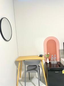 清迈Sky View Home and Hostel Chiangmai的镜子间的桌子和椅子