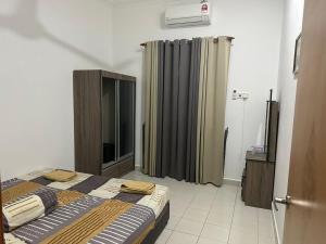 1 dormitorio con cama y cortinas en Homestay Triang en Kampong Kerayong