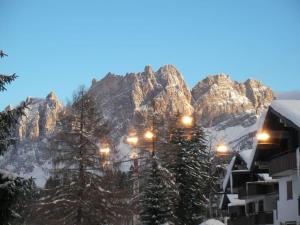 Una montaña con nieve y luces. en Delizioso appartamento a Cortina, en Zuel