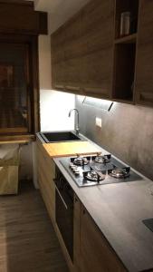 cocina con fogones y encimera en Delizioso appartamento a Cortina, en Zuel