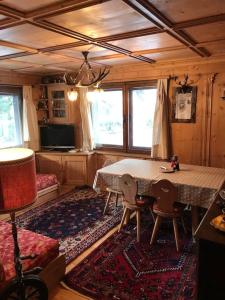 una habitación con mesa y sillas en una casa en Delizioso appartamento a Cortina, en Zuel