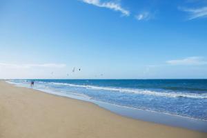 喀巴里特Viva Tangerine by Wyndham, A Trademark All Inclusive的站在海边的人