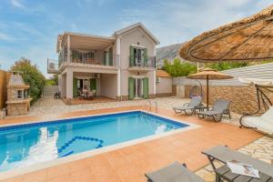Bazén v ubytování "Villa ANDREAS" nebo v jeho okolí