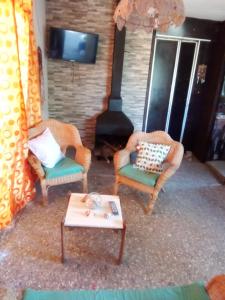 a living room with two chairs and a coffee table at Refugio de paz in Jaureguiberry