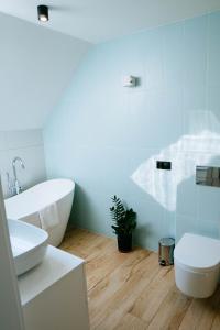 Ванна кімната в THE VIEW - WILLA z basenem