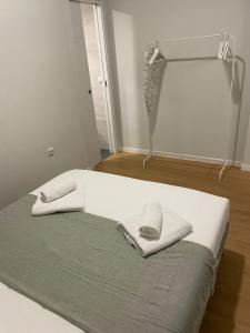 - un lit avec 2 serviettes et un panier de basket dans l'établissement Exyca Plaza Castilla, à Madrid
