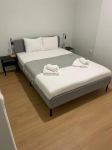 Una cama con dos toallas encima. en Exyca Plaza Castilla, en Madrid