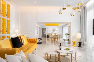 un soggiorno con divano giallo e tavolo di Radisson Blu Hotel Bucharest a Bucarest