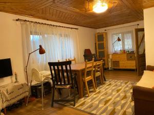 uma sala de jantar com uma mesa e cadeiras num quarto em Căsuța de la Cheia em Cheia
