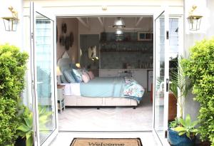 een slaapkamer met een bed in een glazen schuifdeur bij Sandpiper Studio in Scarborough