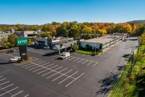 una vista aérea de un aparcamiento vacío en Quality Inn Wayne - Fairfield Area, en Wayne