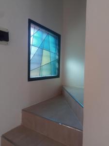 una vidriera en una habitación con escaleras en Buen Descanso 2 en San Pedro