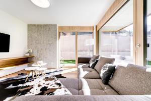a living room with a couch and a tv at Montanara Lodge in Brand
