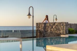 Royal Marina Suites Boutique Hotel - Adults Only内部或周边的泳池