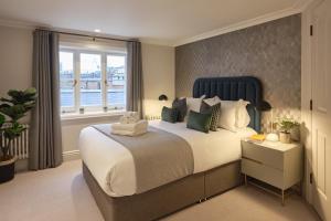 sypialnia z dużym łóżkiem i oknem w obiekcie Darley House by Viridian Apartments w Londynie