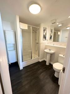 A bathroom at BEST PRICE! - HUGE 3 Bed 2 Bath City Centre Newly Refurbished Apartment, Up to 7 guests - FREE SECURE PARKING - SMART TV - SINGLES OR KING SIZE BEDS