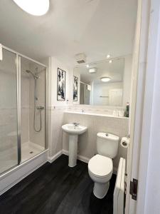 a bathroom with a toilet and a sink and a shower at BEST PRICE! - HUGE 3 Bed 2 Bath City Centre Newly Refurbished Apartment, Up to 7 guests - FREE SECURE PARKING - SMART TV - SINGLES OR KING SIZE BEDS in Southampton