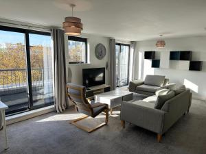 A seating area at BEST PRICE! - HUGE 3 Bed 2 Bath City Centre Newly Refurbished Apartment, Up to 7 guests - FREE SECURE PARKING - SMART TV - SINGLES OR KING SIZE BEDS