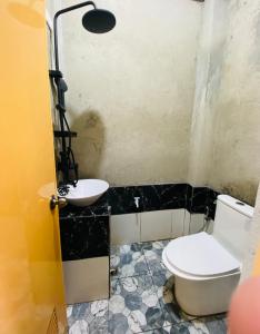 La salle de bains est pourvue de toilettes et d'un lavabo. dans l'établissement Carib Hostel Sa-ed, à Boracay