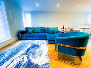 sala de estar con sofá azul y alfombra en My Richmond London SUPER KING Size Bed, en Kew