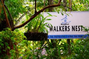 una señal para un nido de caminantes en un árbol en Ella Walkers Nest, en Ella