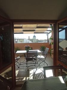 een balkon met een tafel en stoelen op een patio bij Terrazza M & G in Ortona