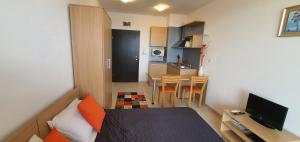 Habitación pequeña con cama y cocina en Sunny Beach Sunset Apartments, en Sunny Beach