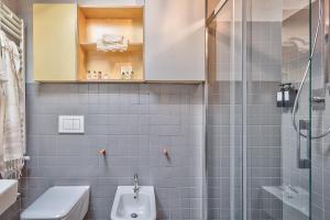ein Bad mit einer Dusche, einem WC und einem Waschbecken in der Unterkunft Casa Colonia - Together in Tuscany in Cortona