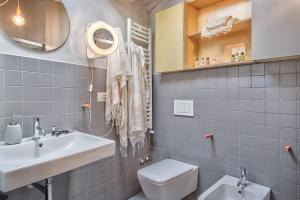 ein Bad mit einem Waschbecken und einem WC in der Unterkunft Casa Colonia - Together in Tuscany in Cortona