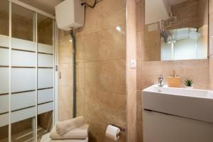 a bathroom with a sink and a shower at Apartment next to Europa Fira and 20' from Barcelona city center in Hospitalet de Llobregat