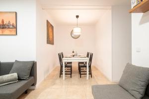 a dining room with a table and chairs at Apartment next to Europa Fira and 20' from Barcelona city center in Hospitalet de Llobregat