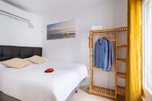 a bedroom with a bed and a closet at Apartment next to Europa Fira and 20' from Barcelona city center in Hospitalet de Llobregat