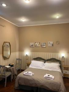 ローマにあるMorgagni Houseのベッドルーム1室(ベッド1台、タオル2枚付)