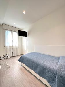 1 dormitorio con 1 cama y TV de pantalla plana en Casa Toè de Luxe, en Conegliano