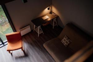 vistas panorámicas a una sala de estar con escritorio y silla en BagriWood Lodges (Лоджі БагріВуд), en Yaremche