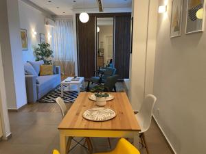 ein Esszimmer und ein Wohnzimmer mit einem Tisch und Stühlen in der Unterkunft City Break Apartments Chic and Luxury in Belgrad