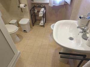 bagno con lavandino e servizi igienici di Candia41 a Roma