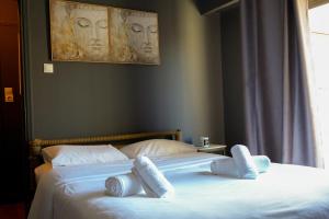 En eller flere senge i et værelse på Acropolis Central Apartments