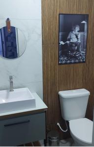 ein Badezimmer mit einer weißen Toilette und einem Waschbecken in der Unterkunft Caribean's house in Arraial do Cabo + 20 Fotos