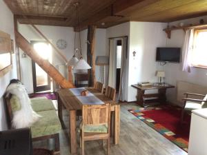 ein Wohnzimmer mit Tisch und Couch in der Unterkunft Ferienhaus Uphaus in Scharpitz in Güstrowerhöfen