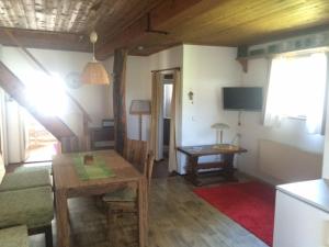 ein Wohnzimmer mit Tisch und ein Esszimmer in der Unterkunft Ferienhaus Uphaus in Scharpitz in Güstrowerhöfen